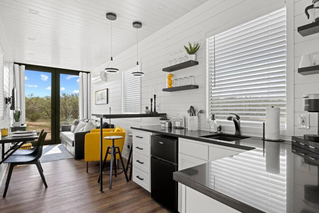 New The Yellow Beacon-Luxury Shipping Container Fredericksburg Ngoại thất bức ảnh