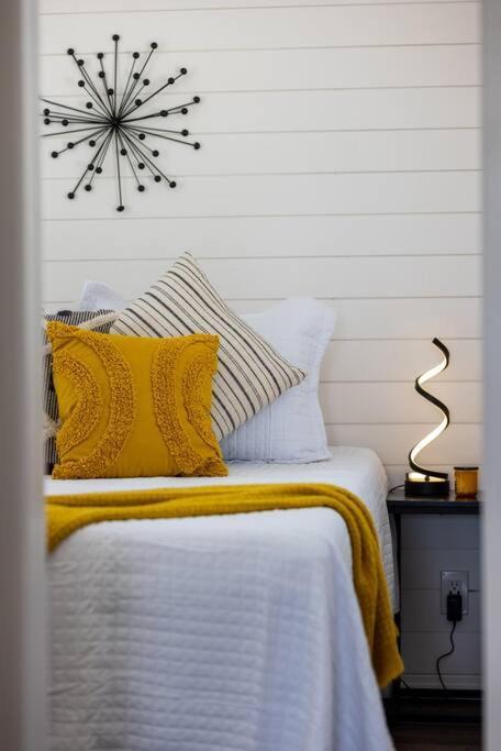 New The Yellow Beacon-Luxury Shipping Container Fredericksburg Ngoại thất bức ảnh